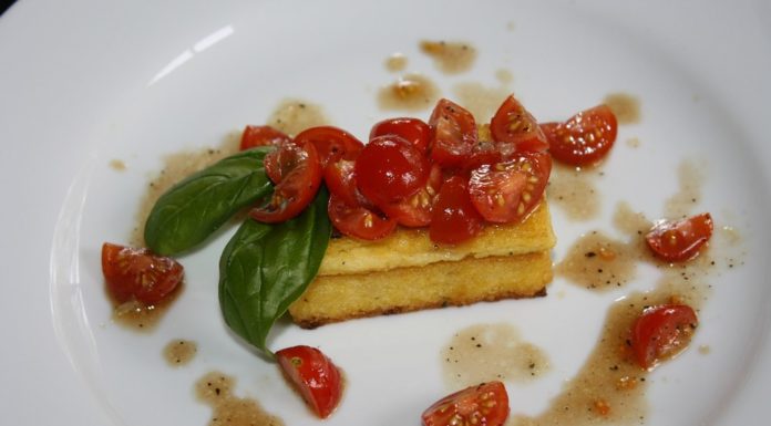 Crostini di polenta e pomodori freschi