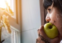 mangiare la frutta con la buccia o senza?