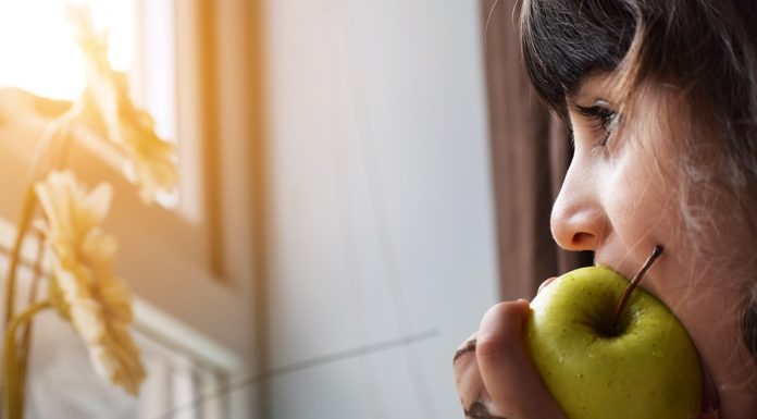 mangiare la frutta con la buccia o senza?