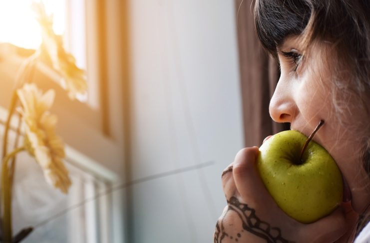 mangiare la frutta con la buccia o senza?