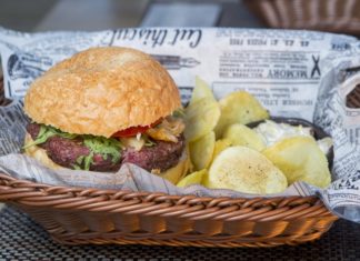 Al supermercato in Germania arrivano gli hamburger di vermi! hamburger di vermi