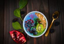 smothie spinaci, banane e latte di mandorle