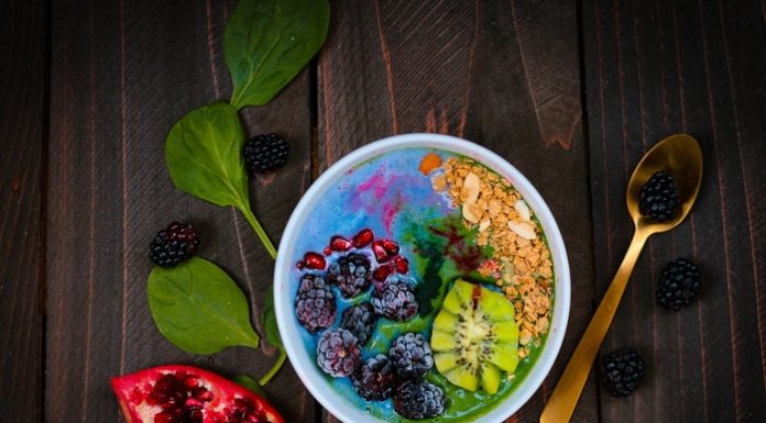 smothie spinaci, banane e latte di mandorle