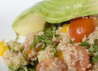 Sei pronto per preparare un antipasto speciale? Insalata di quinoa con salmone e avocado quinoa
