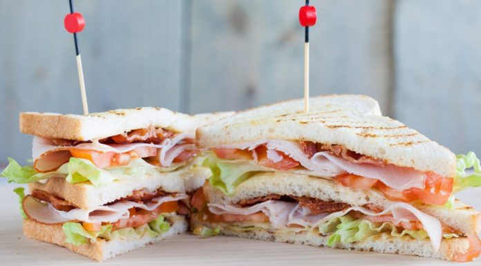 Come preparare un club sandwich