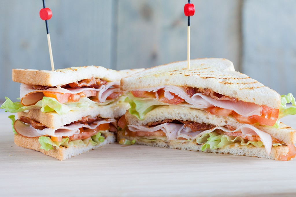 Come preparare il Club Sandwich? La ricetta del panino inglese a più piani!