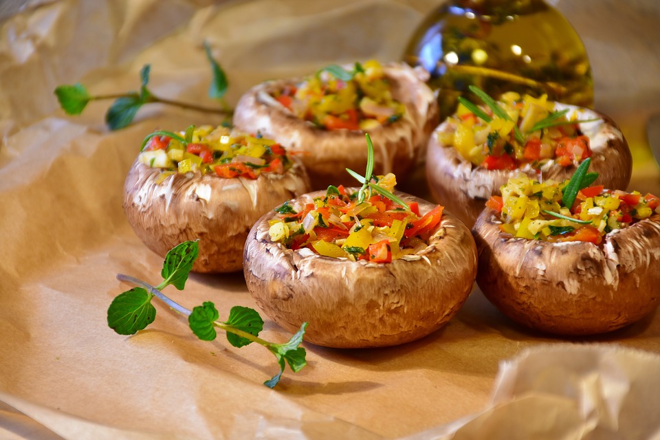 Vuoi preparare un gustoso piatto vegano? Scegli un antipasto sano: funghi ripieni alle verdure!