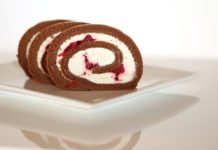 Rotolo al cioccolato e ciliegie