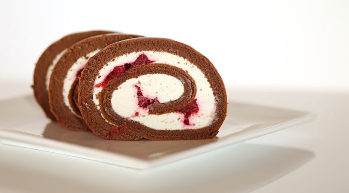 Rotolo al cioccolato e ciliegie