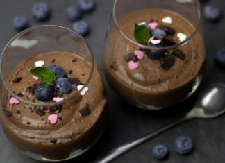 Una soffice delizia: mousse al cioccolato e mirtilli mousse