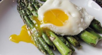 Ricetta asparagi e uovo alla Bismarck, un piatto semplice e nutriente!