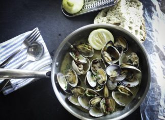 Vongole alla pescatora, una ricetta semplice e veloce per portare in tavola il sapore del mare Vongole alla pescatore