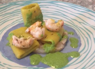 Paccheri con crema di fave alla curcuma, scampi crudi e cotti e pesto alla menta di Claudio Segreto Paccheri con crema di fave alla curcuma