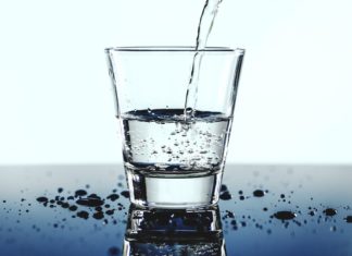 Bere acqua frizzante fa male