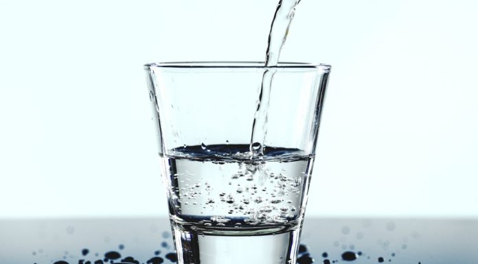 Bere acqua frizzante fa male