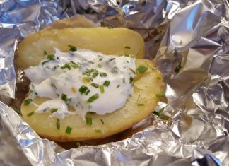 Cucina gourmet fatta in casa! Prepara delle ottime patate al cartoccio con salsa allo yogurt patate al cartoccio