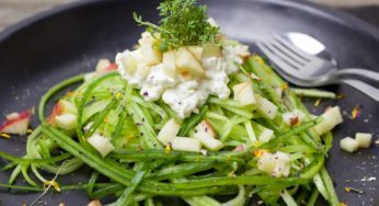 Fantasia di spaghetti di cetrioli con mele e yogurt!