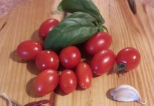 Spaghetti con pomodorini , basilico, aglio e peperoncino