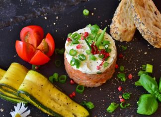 Tartare di salmone pesche e noci