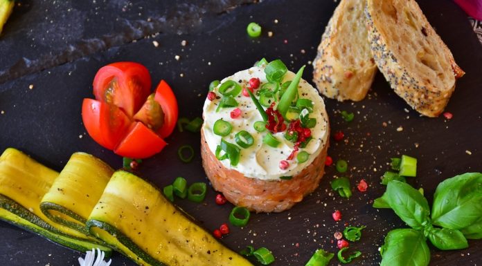 Tartare di salmone pesche e noci