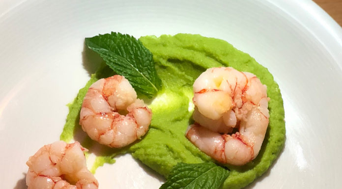 Gamberetti su crema di piselli