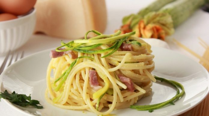 Spaghetti con pancetta e zucchine