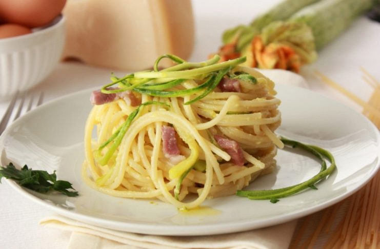 Spaghetti con pancetta e zucchine