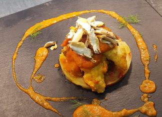 Filetti di dentice su letto di patate e caponata di verdure, crudità di porcini e salsa di jalapeño e finocchietto fileFiletti di dentice su letto di patate e caponata di verdure