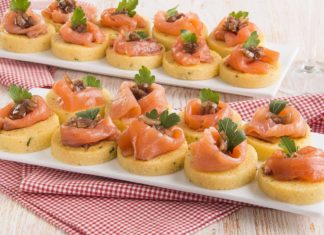 Crostini di polenta con salmone