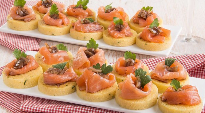Crostini di polenta con salmone