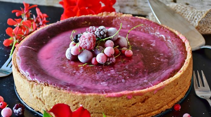 Dolce per la festa della mamma: Cheesecake con yogurt e frutti di bosco Dolce per la festa della mamma: Cheesecake con yogurt e frutti di bosco