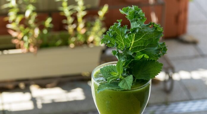 Frullati disintossicanti con frutta e verdura Frullati disintossicanti con frutta e verdura