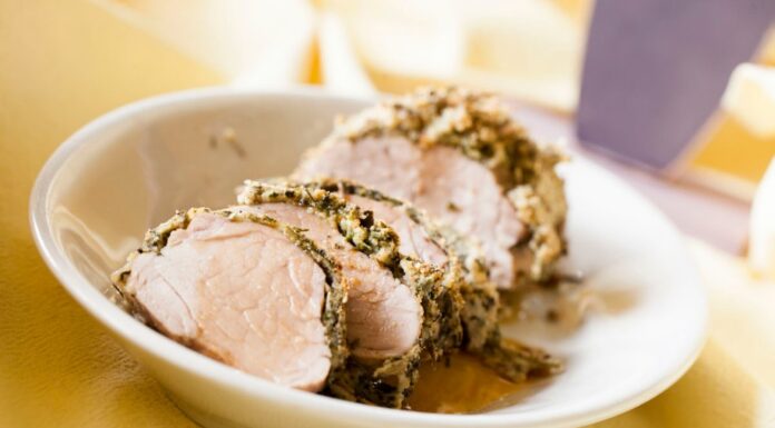 Filetto di Maialino in crosta di erbe aromatiche e salsa alle pere Filetto di Maialino in crosta di erbe aromatiche e salsa alle pere, una ricetta gustosa per scoprire i sapori delle erbe aromatiche.