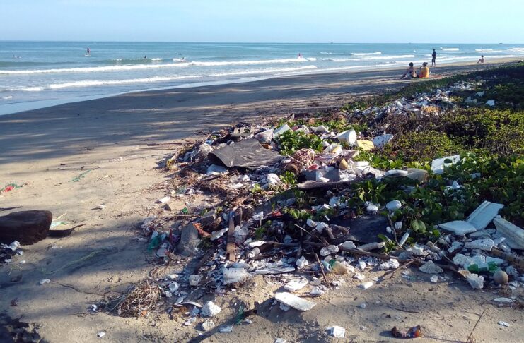 inquinamento sulla spiaggia plastica
