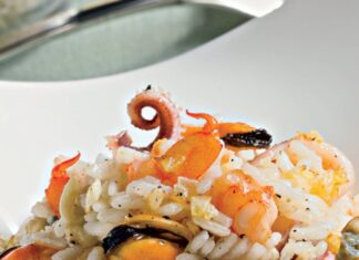 Insalata di mare estiva in una bella giornata di agosto Insalata di mare