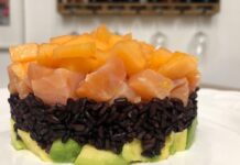 Tortino di riso venere con melone salmone e avocado