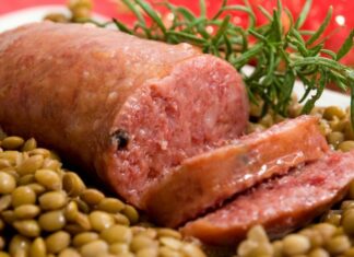 Cotechino, re della tavola a capodanno, accompagnato dalle lenticchie cotechino