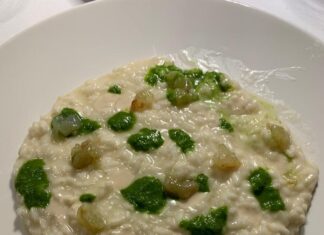 Risotto, clorofilla al basilico e scampi marinati nel loro fondo Risotto